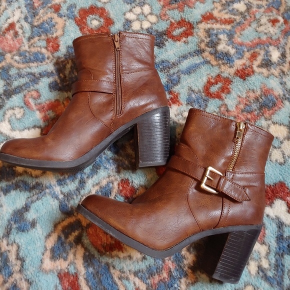 3 for $15 Brown boots - Picture 4 of 7